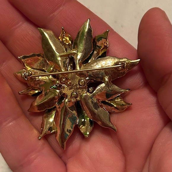 Elegant Red and Green Floral Brooch - Picture 2 of 2